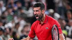 Djokovic đổ gục xuống sân vì kiệt sức, vẫn giành vé vào tứ kết Shanghai Masters