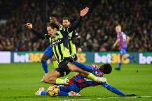 Man City may mắn hòa Crystal Palace trong thế 10 người