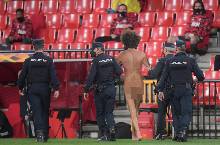 Dàn sao MU sững sờ trước CĐV khỏa thân trên sân Granada