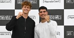 Alcaraz đánh bại Sinner ở trận giao hữu trước thềm Úc Mở rộng 2026