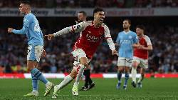 Trọng tài thừa nhận Man City hưởng lợi từ VAR trước Arsenal