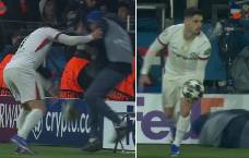 Ngôi sao Chelsea xô ngã cậu bé nhặt bóng của PSG