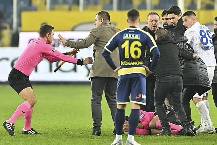 CỰC SỐC! Chủ tịch hạ knock-out trọng tài ngay trên sân