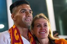 Falcao tươi cười bên vợ sau chấn thương vỡ xương mặt