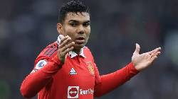 Phản ứng của Casemiro khi trên sân xảy ra xô xát khiến CĐV bật cười