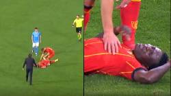 Cầu thủ Serie A đổ gục xuống s&acirc;n khi đang thi đấu