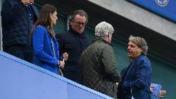 Tức giận bùng nổ, ông chủ Chelsea cãi nhau tay đôi với CĐV