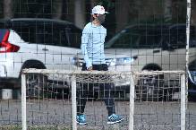 HLV Park Choong-kyun theo đội Hà Nội đến sân tập của HAGL