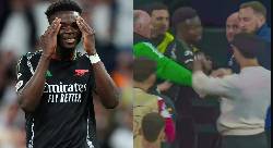 Dani Carvajal túm cổ, ‘hỏi thăm’ Saka trong đường hầm