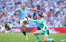 Tranh cãi tình huống Henderson thoát thẻ đỏ dù chơi bóng bằng tay ngoài vòng cấm