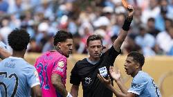 HLV Pep Guardiola phẫn nộ với trọng tài vì tấm thẻ đỏ