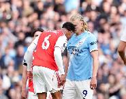 Vì sao Gabriel không bị thẻ đỏ dù húc đầu vào Haaland?