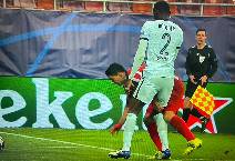 CĐV Chelsea đòi treo giò Suarez 10 trận vì véo đùi Rudiger