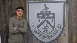 Trung vệ Việt kiều gia nhập đội bóng của huyền thoại Man City