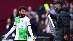 Klopp nói gì sau tranh cãi nảy lửa trên sân với Salah?