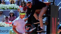 Zverev bị trọng tài phạt cảnh cáo vì lấy điện thoại chụp ảnh dấu bóng