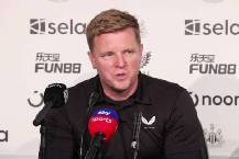 HLV Newcastle 'khóc lóc' tố cáo trọng tài 'thiên vị' Liverpool?