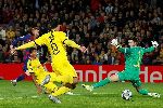 Messi vượt kỷ lục ghi bàn của Ronaldo tại Champions League