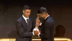 Djokovic được Ronaldo trao giải thưởng danh giá tại Globe Soccer Awards 2025