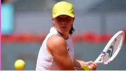 Thua trắng set 1, Swiatek vẫn ngược dòng vào bán kết Madrid Open