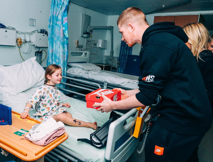 Chùm ảnh sao bóng đá đón Giáng sinh: Mbappe hoá thân lạ, Messi thành ngựa vằn