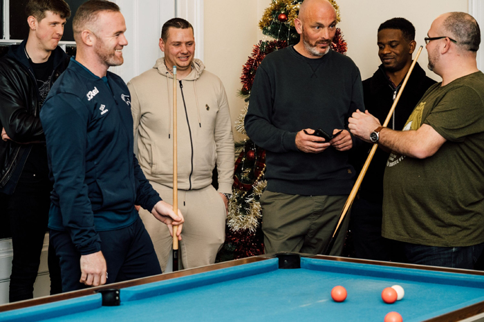 Chùm ảnh sao bóng đá đón Giáng sinh: Mbappe hoá thân lạ, Messi thành ngựa vằn