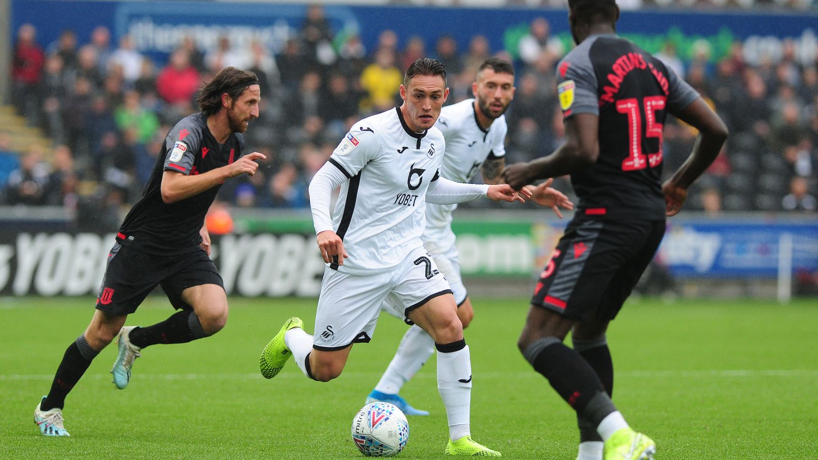 Swansea vs Stoke, 2h45 ngày 28/10: Thiên nga hưởng lợi