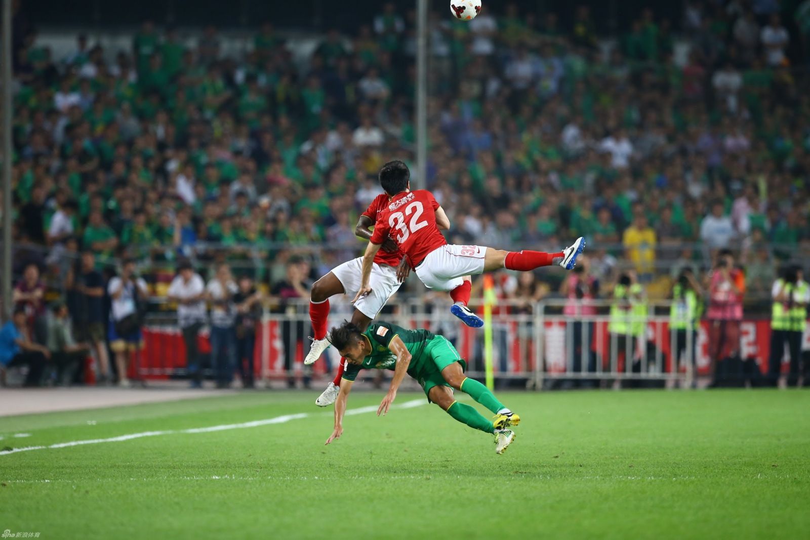 Guangzhou Evergrande vs Beijing Guoan, 18h35 ngày 2/11: Đánh nhanh, diệt gọn