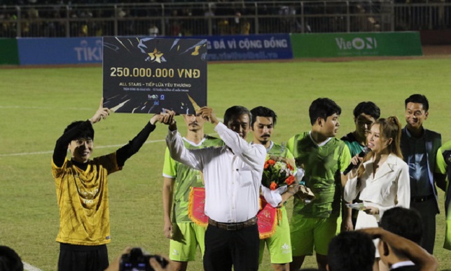 Dũng gôn đá hộ công, đối đầu tiền đạo Jack Hải đường