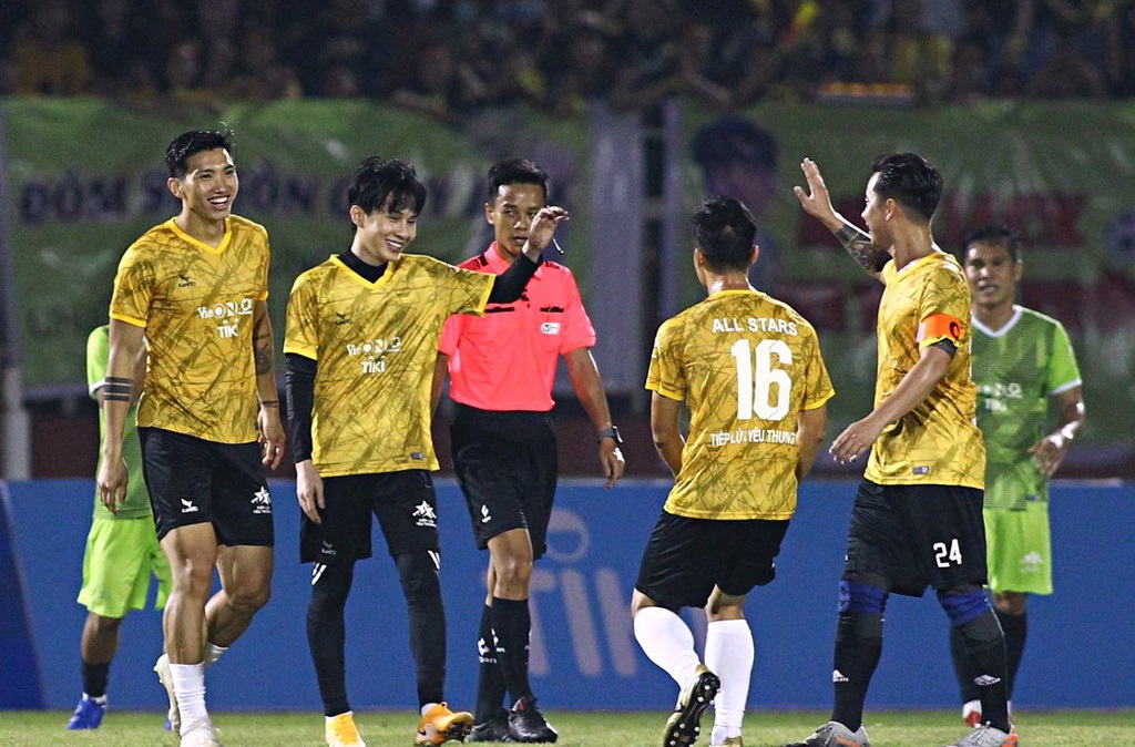 Dũng gôn đá hộ công, đối đầu tiền đạo Jack Hải đường