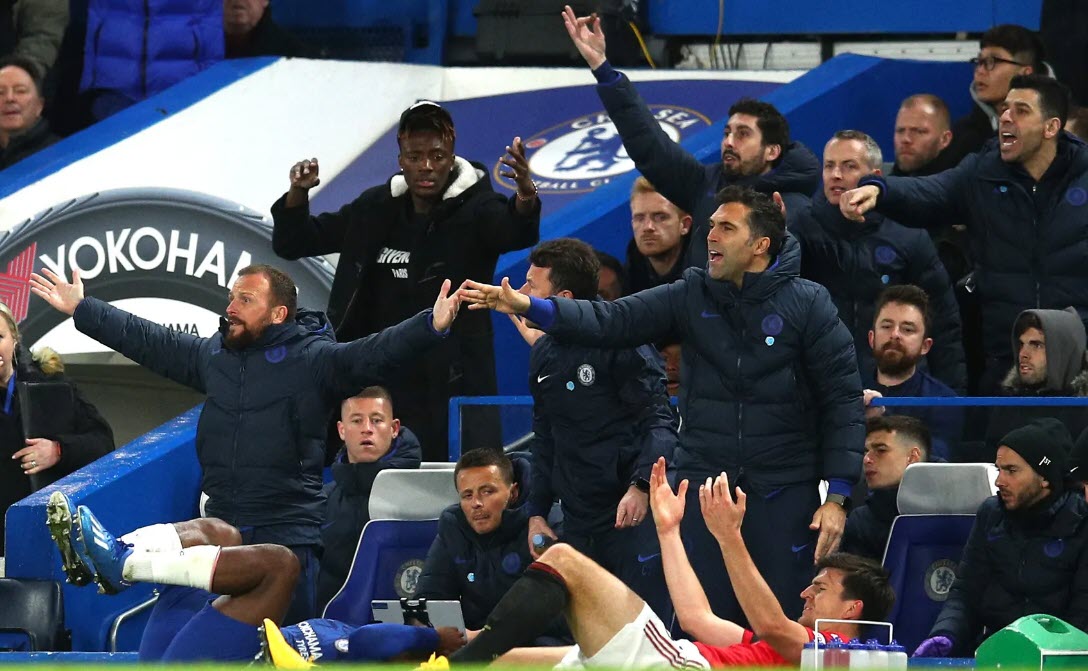 Lampard điên tiết VAR, Maguire xứng đáng nhận thẻ đỏ