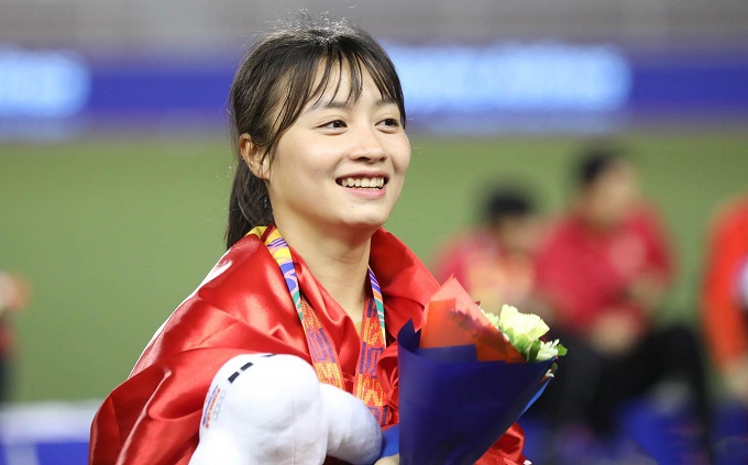 Hayley Raso - nữ tuyển thủ Úc đọ sắc cùng Hoàng Thị Loan