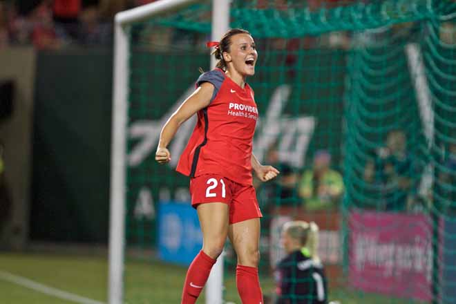 Hayley Raso - nữ tuyển thủ Úc đọ sắc cùng Hoàng Thị Loan