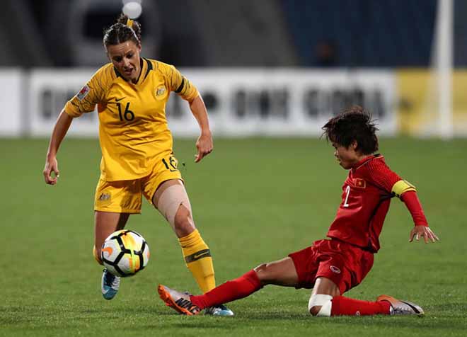 Hayley Raso - nữ tuyển thủ Úc đọ sắc cùng Hoàng Thị Loan