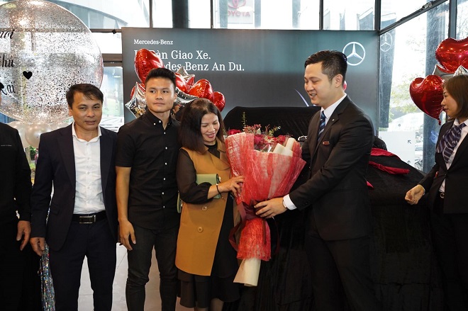 V.League 2020 tạm nghỉ, Quang Hải tranh thủ tậu xế hộp 