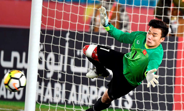 Văn Lâm gặp khó, Bùi Tiến Dũng hưởng lợi