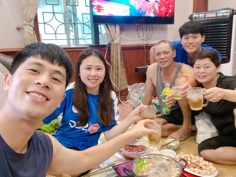 Đình Trọng đốn tim fan trong sinh nhật bên bạn gái lâu năm