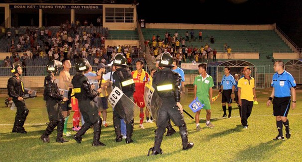 Những vụ đuổi đánh trọng tài kinh điển ở V-League Những vụ đuổi đánh trọng tài kinh điển ở V-League