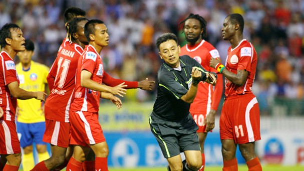 Những vụ đuổi đánh trọng tài kinh điển ở V-League Những vụ đuổi đánh trọng tài kinh điển ở V-League