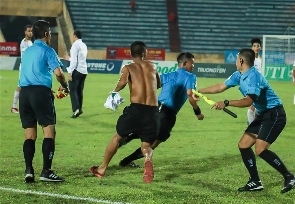 Những vụ đuổi đánh trọng tài kinh điển ở V-League Những vụ đuổi đánh trọng tài kinh điển ở V-League