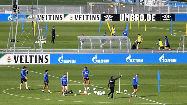 Bundesliga chuẩn bị trở lại sau một tháng tạm nghỉ?