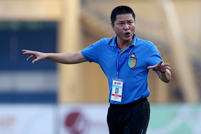 HLV Chu Đình Nghiêm đau đầu với hàng thủ trong ngày bóng đá trở lại