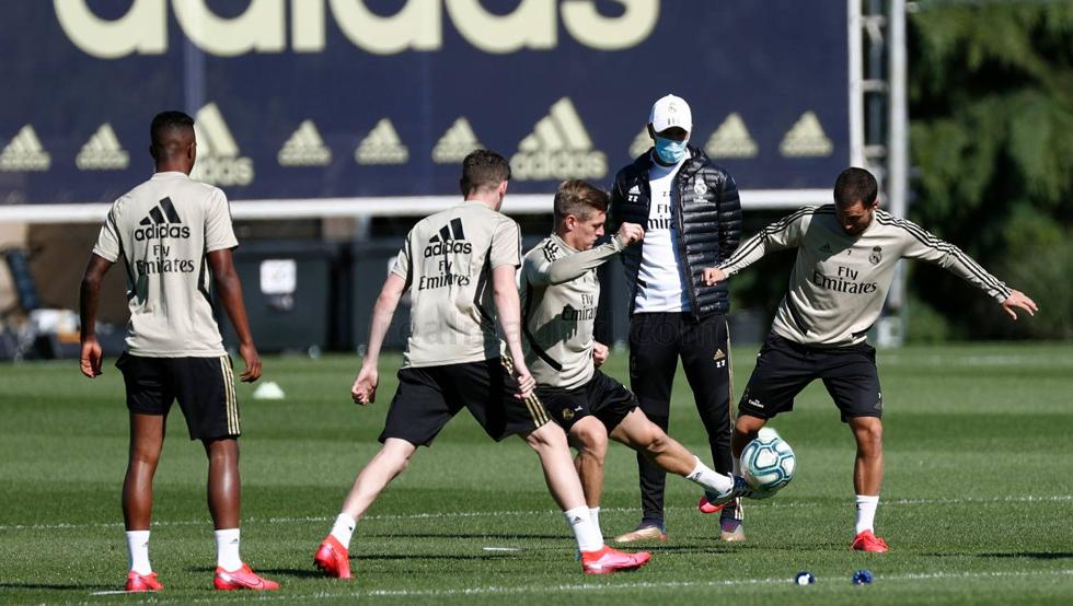 HLV Zidane không chịu làm gương cho cầu thủ Real Madrid