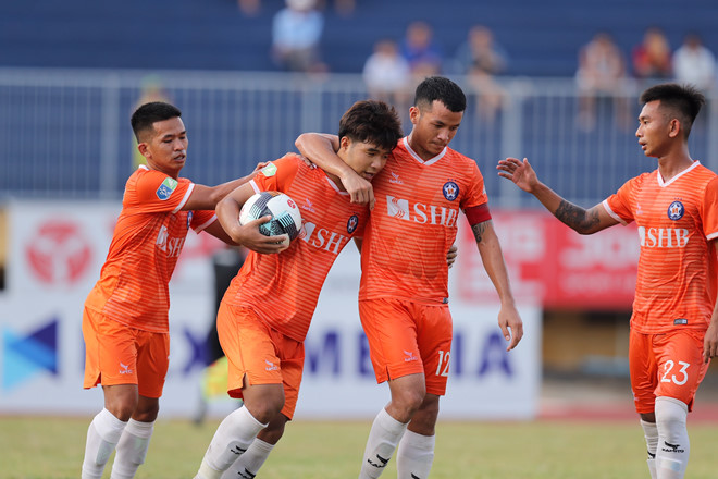 Hà Đức Chinh tỏa sáng nhưng vẫn bị HLV Lê Huỳnh Đức “nhắc nhở”