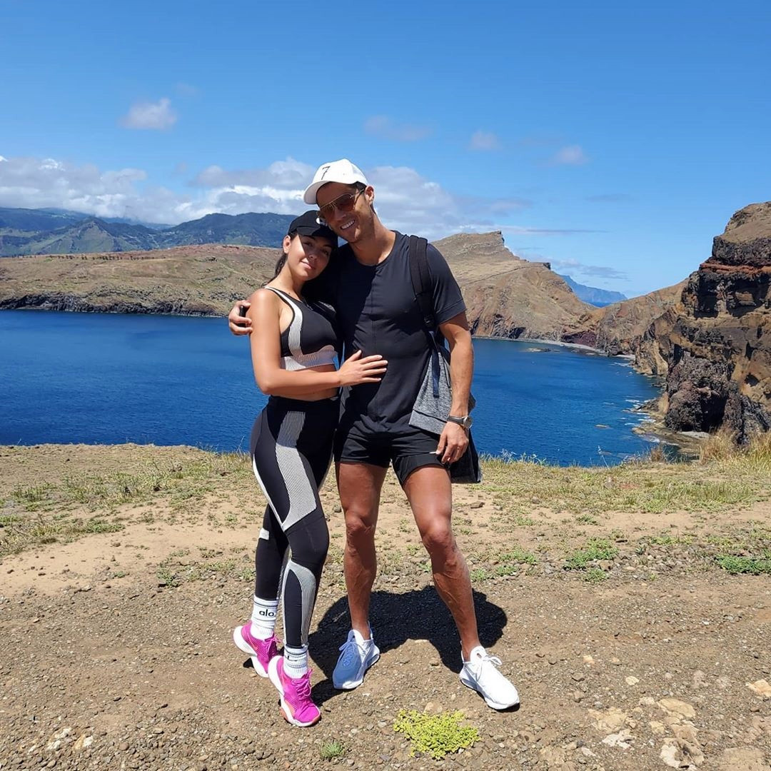 Ronaldo trốn cách ly ở Juventus, cùng bồ và con trai đi du lịch