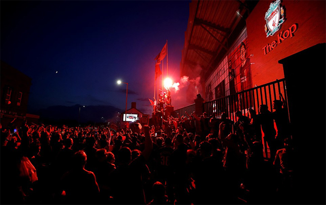 Chùm ảnh: CĐV Liverpool ăn mừng chức vô địch Premier League 2019/20 Chùm ảnh: CĐV Liverpool ăn mừng chức vô địch Premier League 2019/20