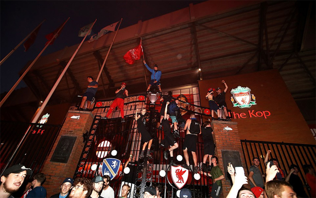 Chùm ảnh: CĐV Liverpool ăn mừng chức vô địch Premier League 2019/20 Chùm ảnh: CĐV Liverpool ăn mừng chức vô địch Premier League 2019/20