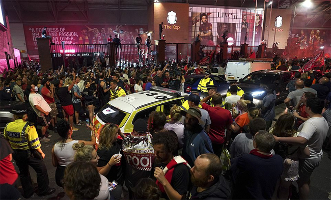 Chùm ảnh: CĐV Liverpool ăn mừng chức vô địch Premier League 2019/20 Chùm ảnh: CĐV Liverpool ăn mừng chức vô địch Premier League 2019/20