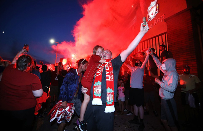 Chùm ảnh: CĐV Liverpool ăn mừng chức vô địch Premier League 2019/20 Chùm ảnh: CĐV Liverpool ăn mừng chức vô địch Premier League 2019/20