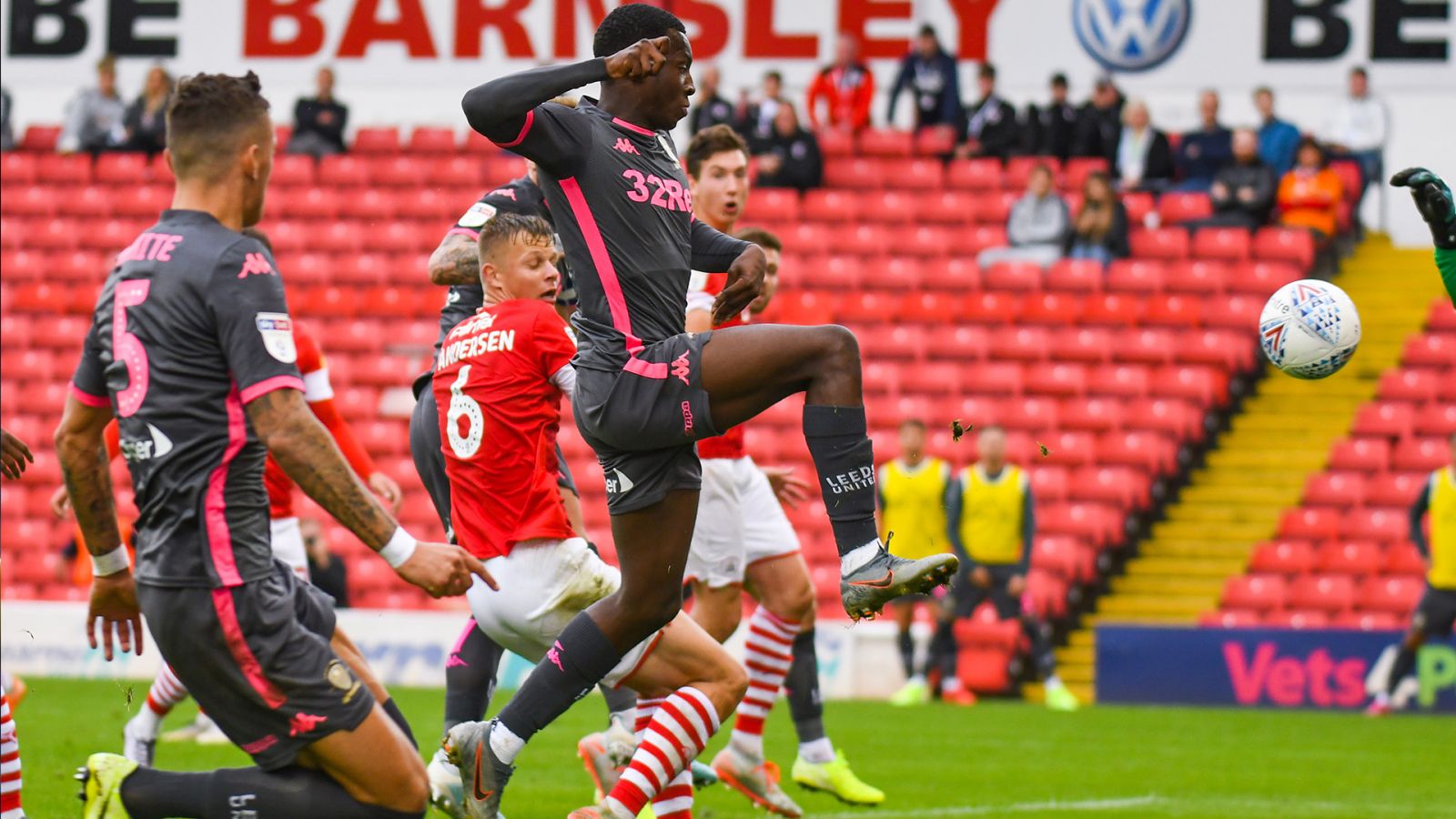 Leeds vs Barnsley, 23h ngày 16/7: Một trời một vực Leeds vs Barnsley, 23h ngày 16/7: Một trời một vực